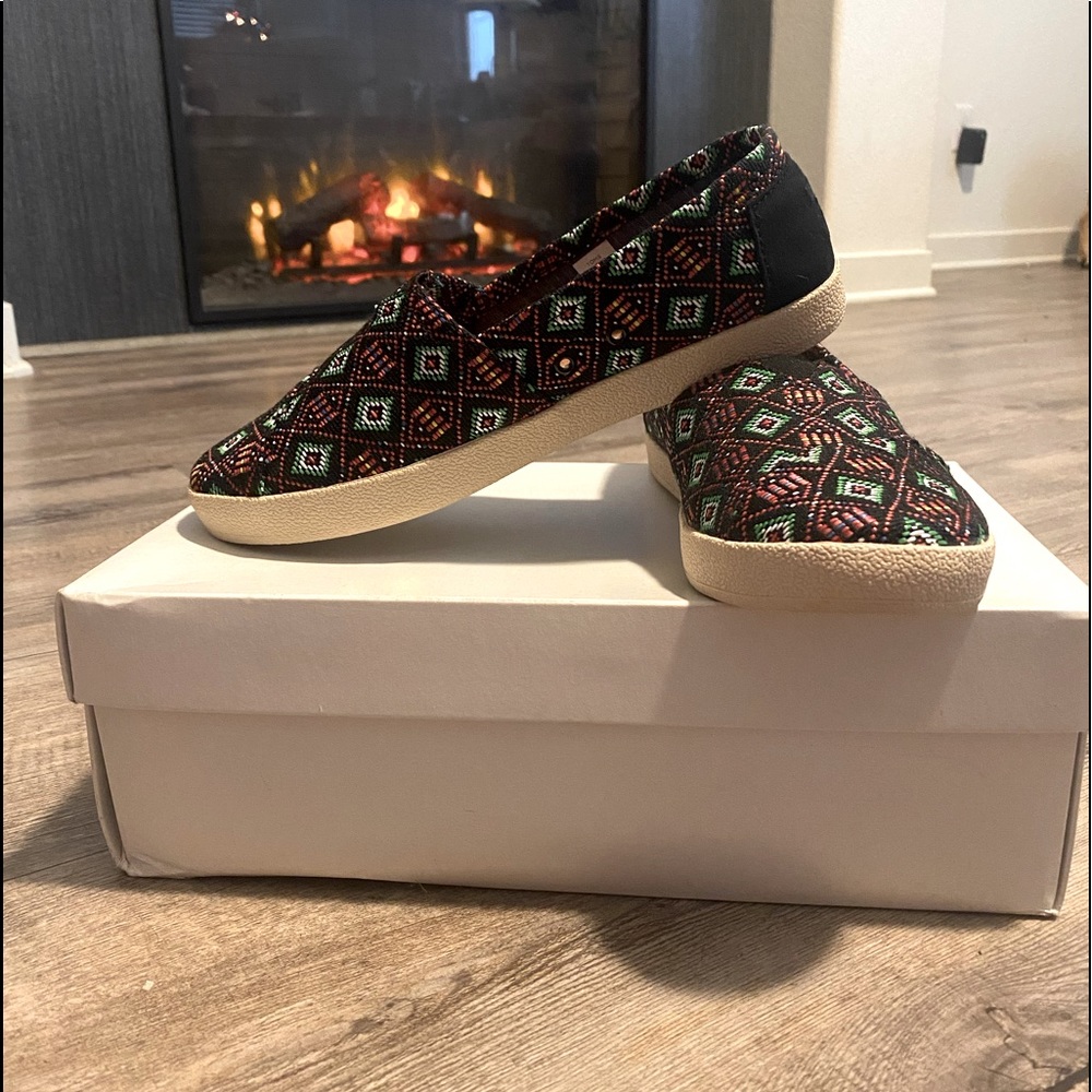 Out of market retro TOMS W/B never warn